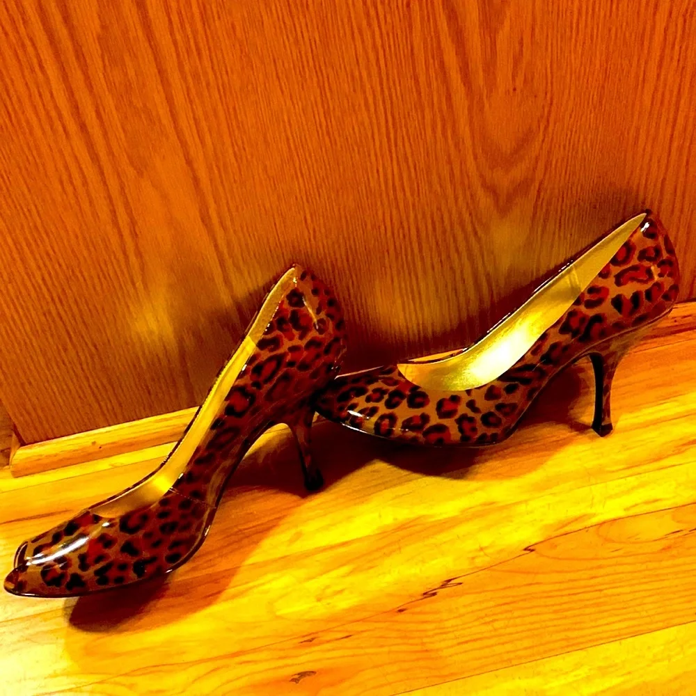 BCBGirls Brazil peep toe pinup rockabilly leopard heels pump cushion insoles EUC